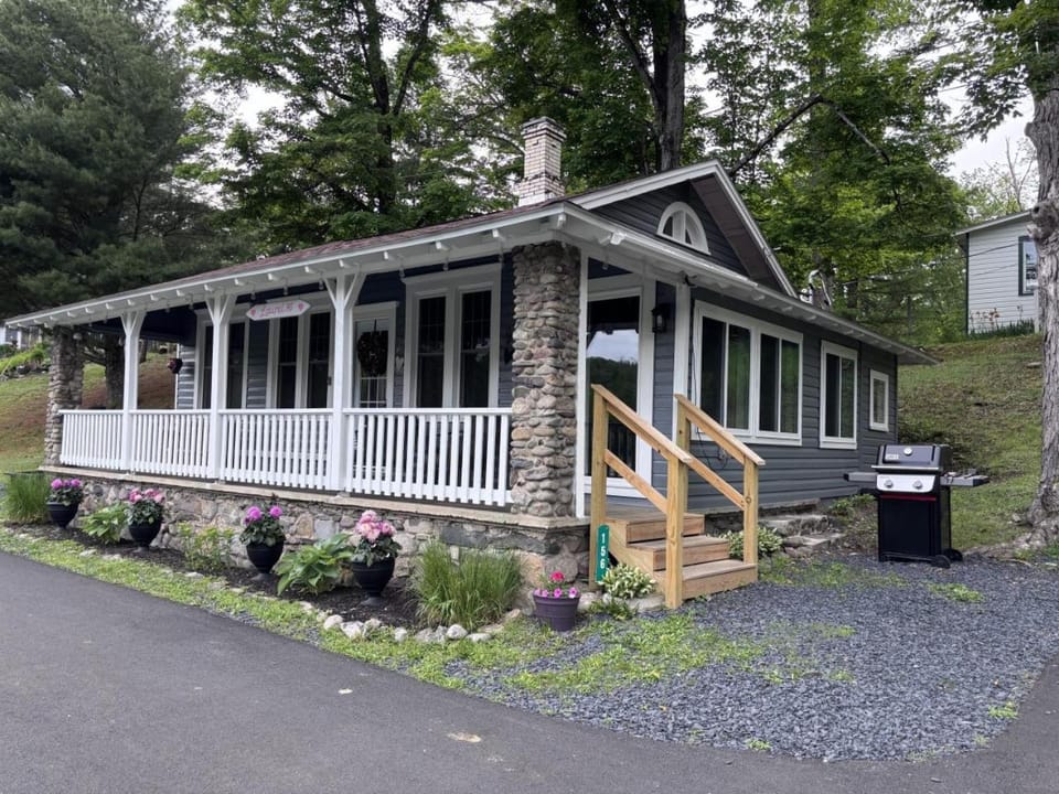 Lakefront Couples Retreat in the Poconos House in Saylorsburg