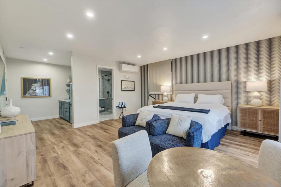 ON Avenida Del Mar Heart of Downtown 10 minute WALK to the Pier Parking Apartment in San Clemente