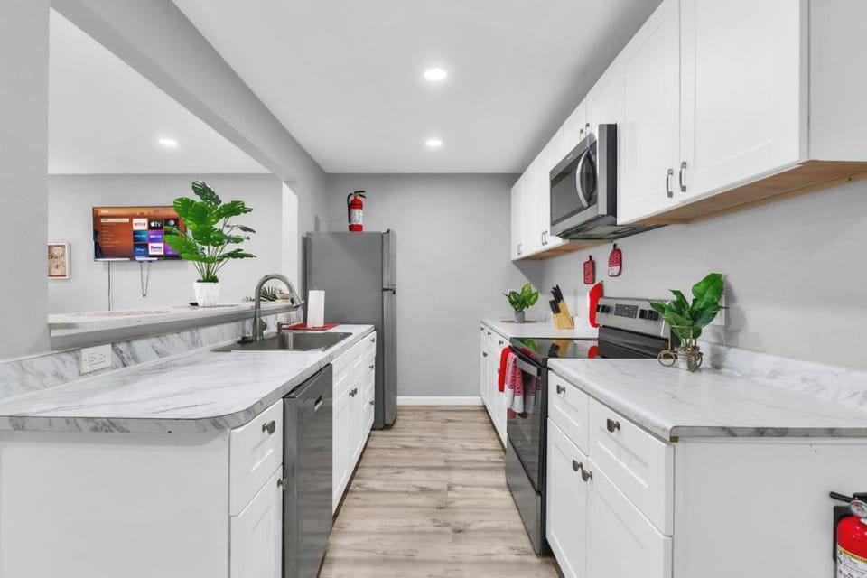 Spacious 2BR Condo close to Restaurants and Nightlife with WiFi Apartment in Arlington
