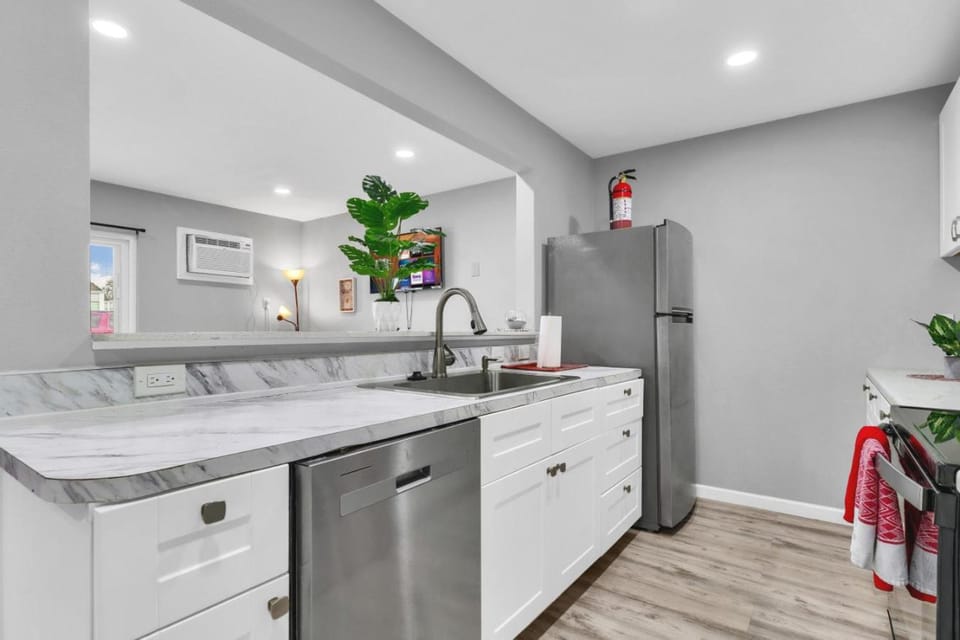 Spacious 2BR Condo close to Restaurants and Nightlife with WiFi Apartment in Arlington