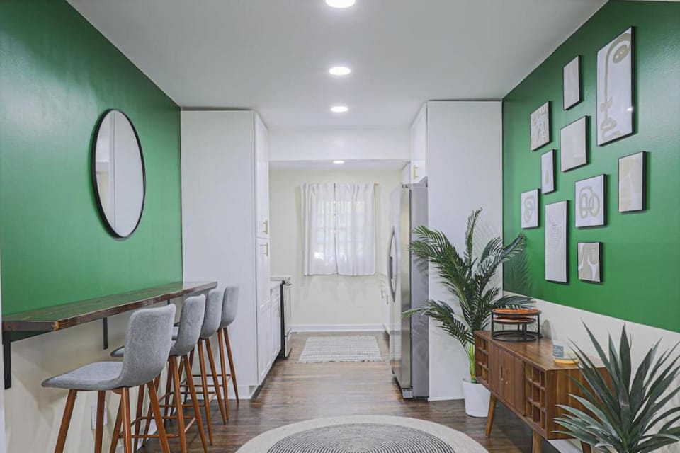 Stylish WestLake Escape, PetFriendly, Downtown 5Mi House in Atlanta