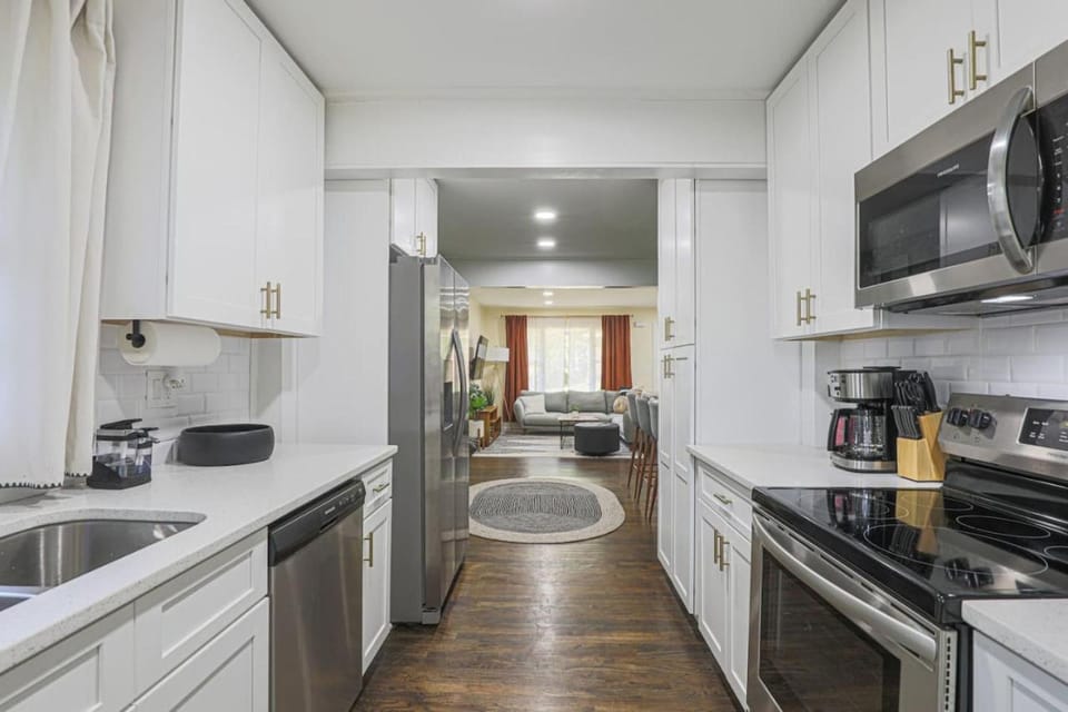 Stylish WestLake Escape, PetFriendly, Downtown 5Mi House in Atlanta