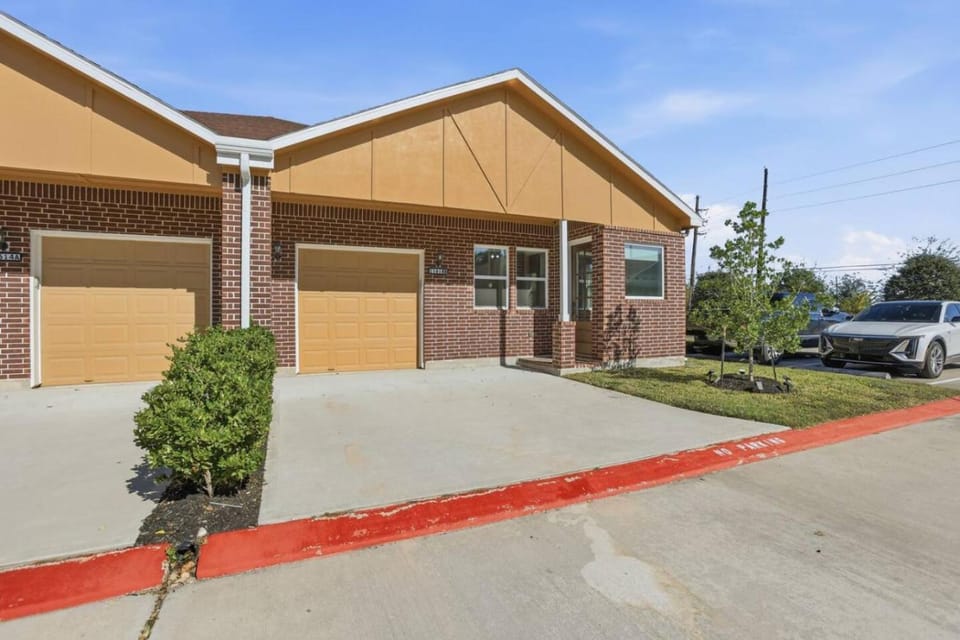 Property building, Facade/entrance, Spring, Neighbourhood, Parking