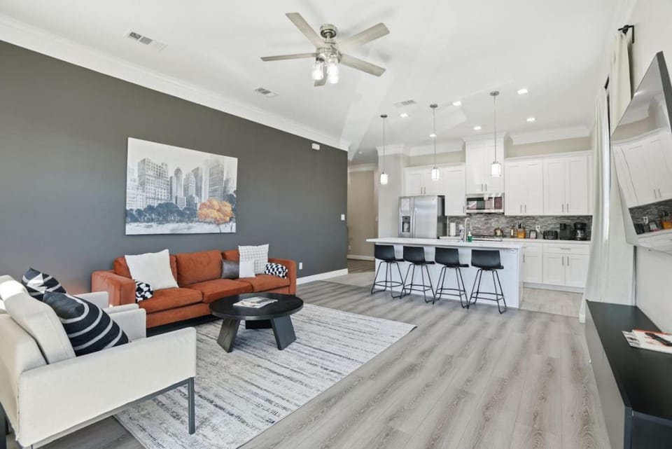 TV and multimedia, Kitchen or kitchenette, Living room, Seating area