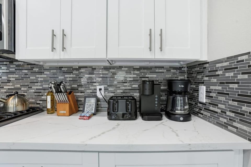 Coffee/tea facilities, Kitchen or kitchenette, stove, toaster