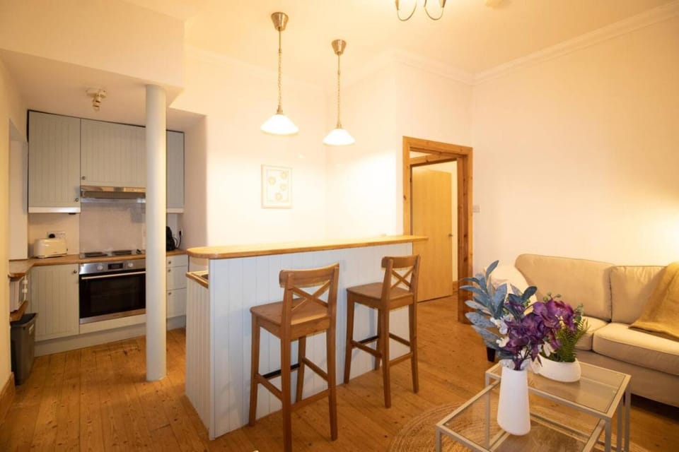 Traditional 2 Bedroom, Stirling. Apartment in Stirling