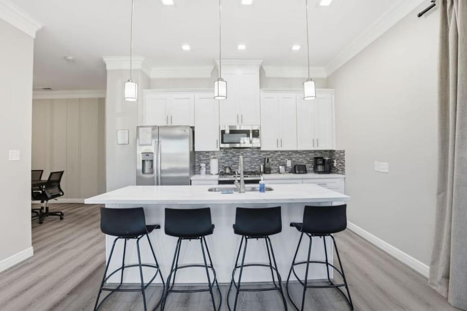 Kitchen or kitchenette, Seating area, oven, stove