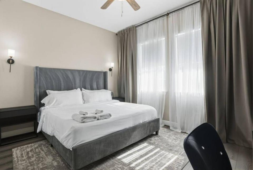 Bed, Bedroom, towels