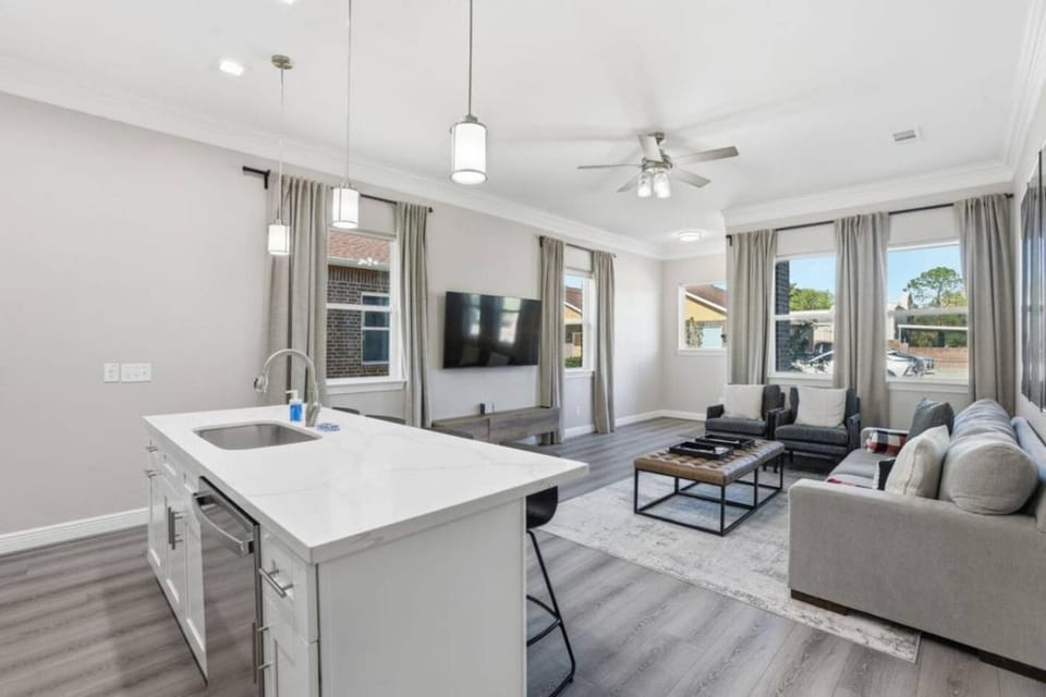 TV and multimedia, Kitchen or kitchenette, Living room, Seating area