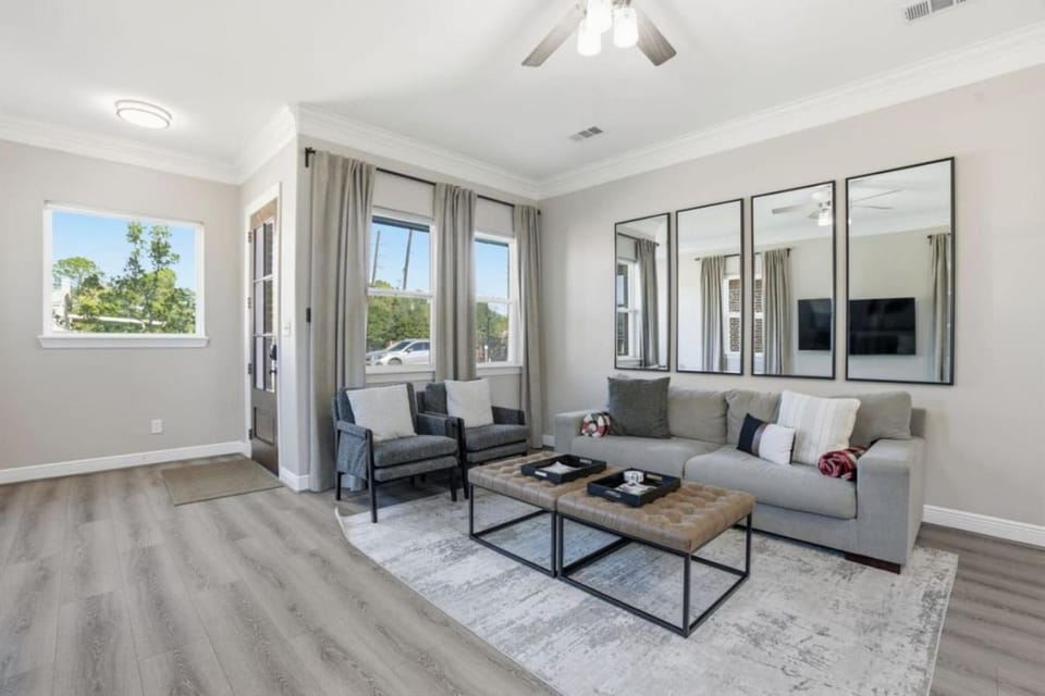 Facade/entrance, Living room, Seating area