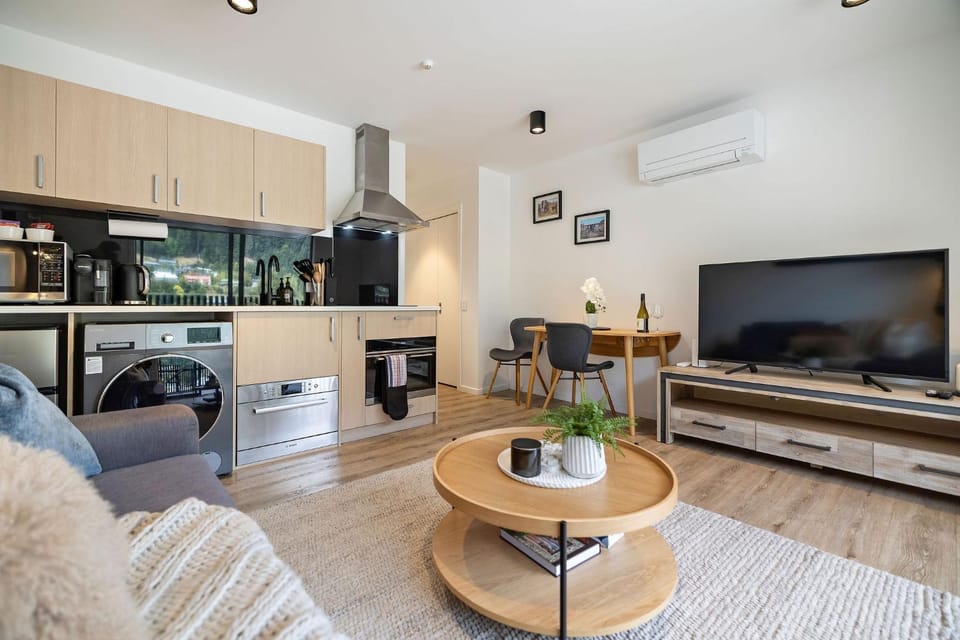 Kitchen or kitchenette, Living room