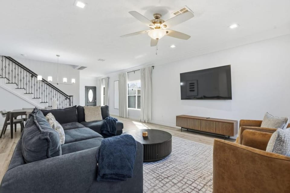 TV and multimedia, Living room, Photo of the whole room, Seating area, Dining area, Evening entertainment