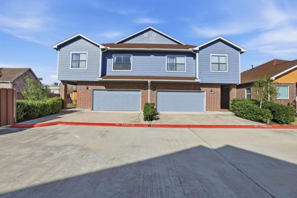 Property building, Facade/entrance, Day, Neighbourhood, Parking