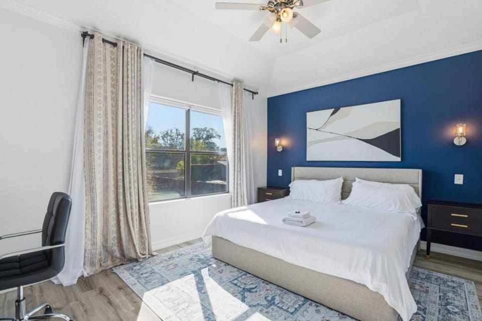 Bed, Photo of the whole room, Bedroom, towels