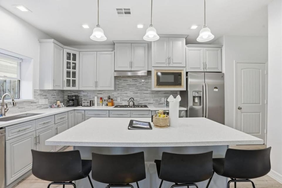 Kitchen or kitchenette, Seating area, dishwasher, oven, stove