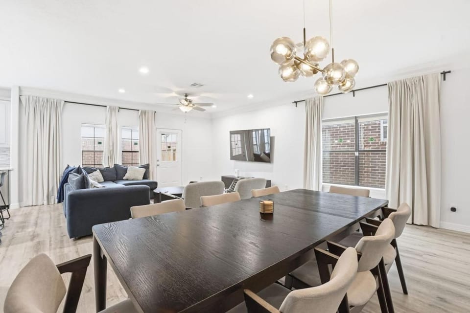 TV and multimedia, Living room, Seating area, Dining area