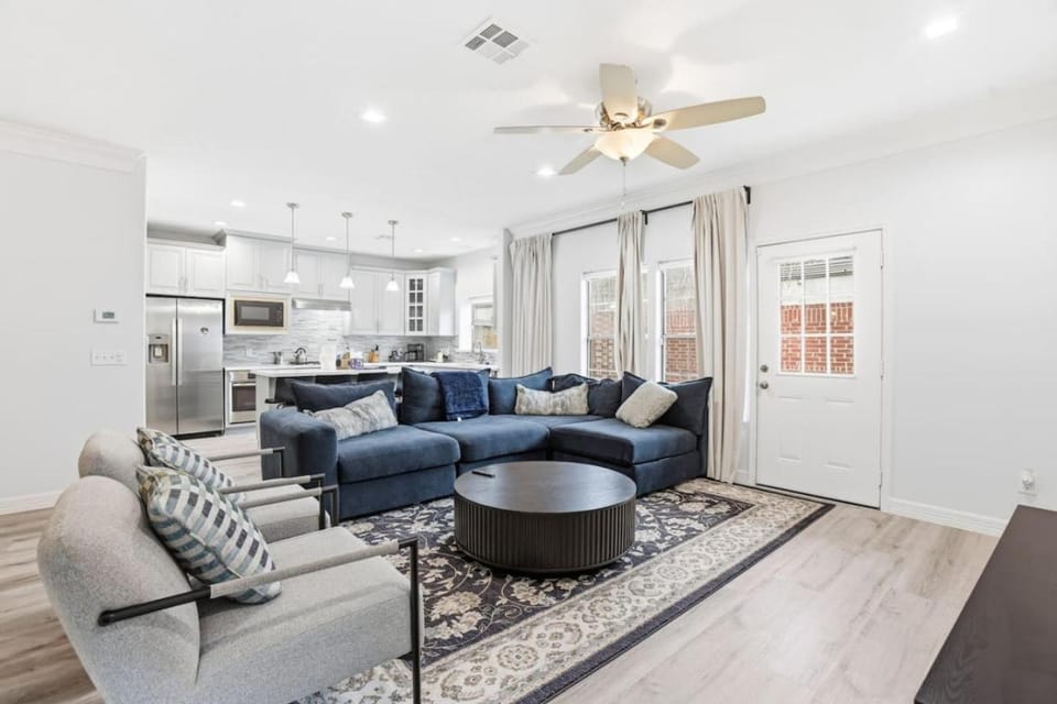 Kitchen or kitchenette, Living room, Seating area