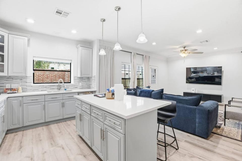 TV and multimedia, Kitchen or kitchenette, Living room, Seating area, dishwasher, stove