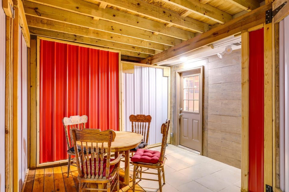 1 Mi to TIEC: Peaceful Mountain Cabin Cabin in Tennessee