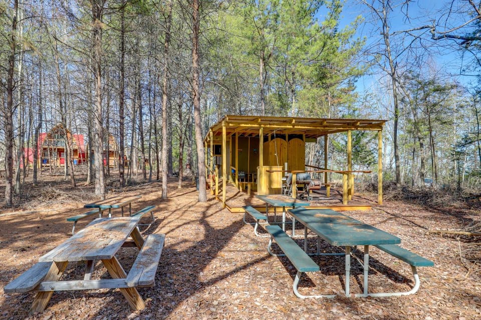 Mtn Cabin 1 Mi to TIEC: Outdoor Kitchen + Fire Pit Cabin in Tennessee