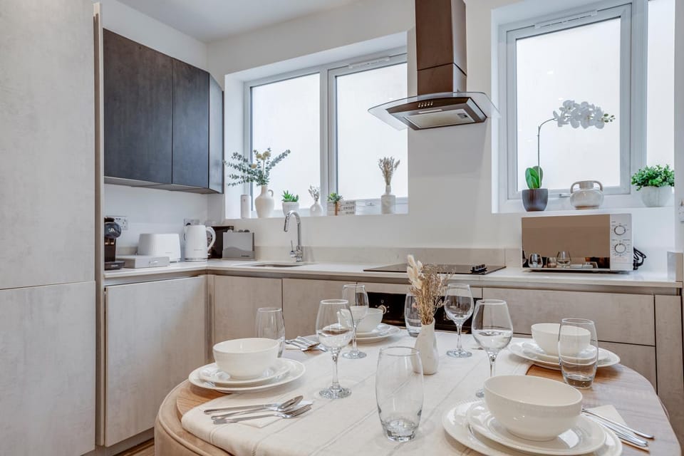 Coffee/tea facilities, Kitchen or kitchenette, Dining area, stove