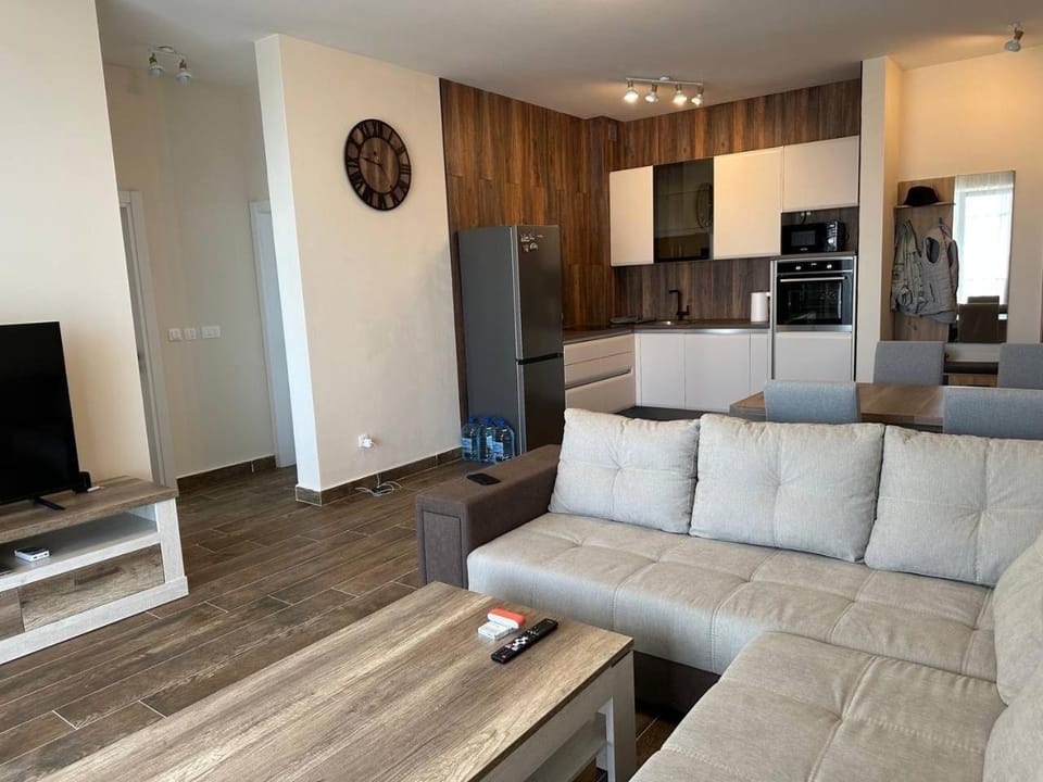 TV and multimedia, Kitchen or kitchenette, Living room, Dining area, oven, stove