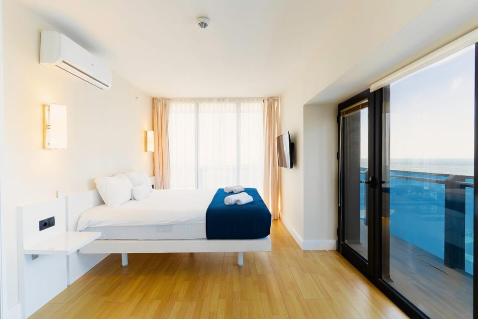 Bed, Bedroom, Sea view