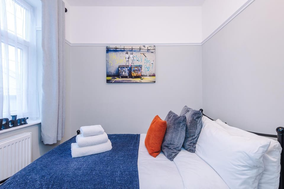 Ideal Group Stay 3BR House for 8 Parking House in Manchester