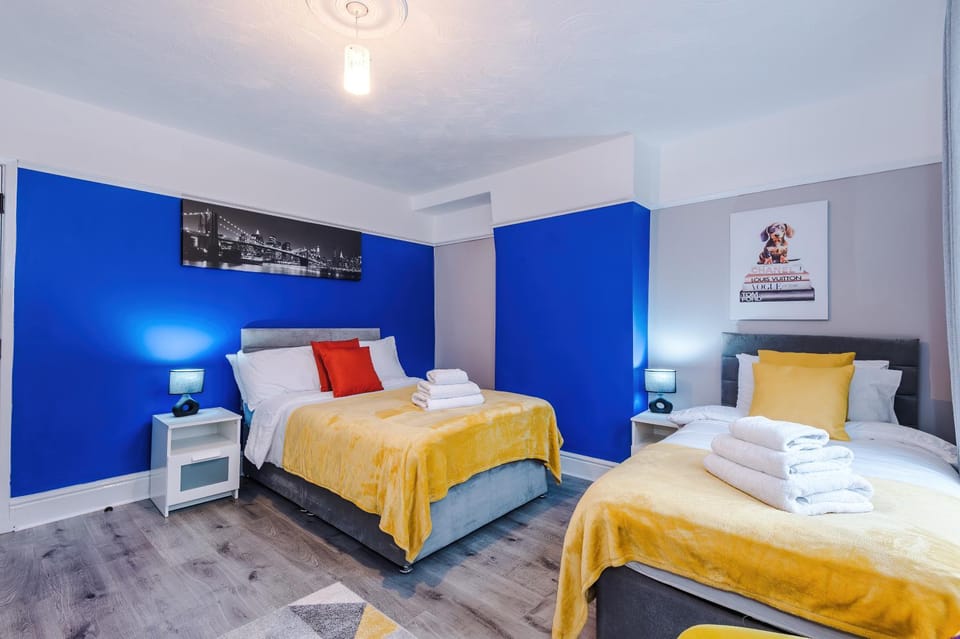Ideal Group Stay 3BR House for 8 Parking House in Manchester
