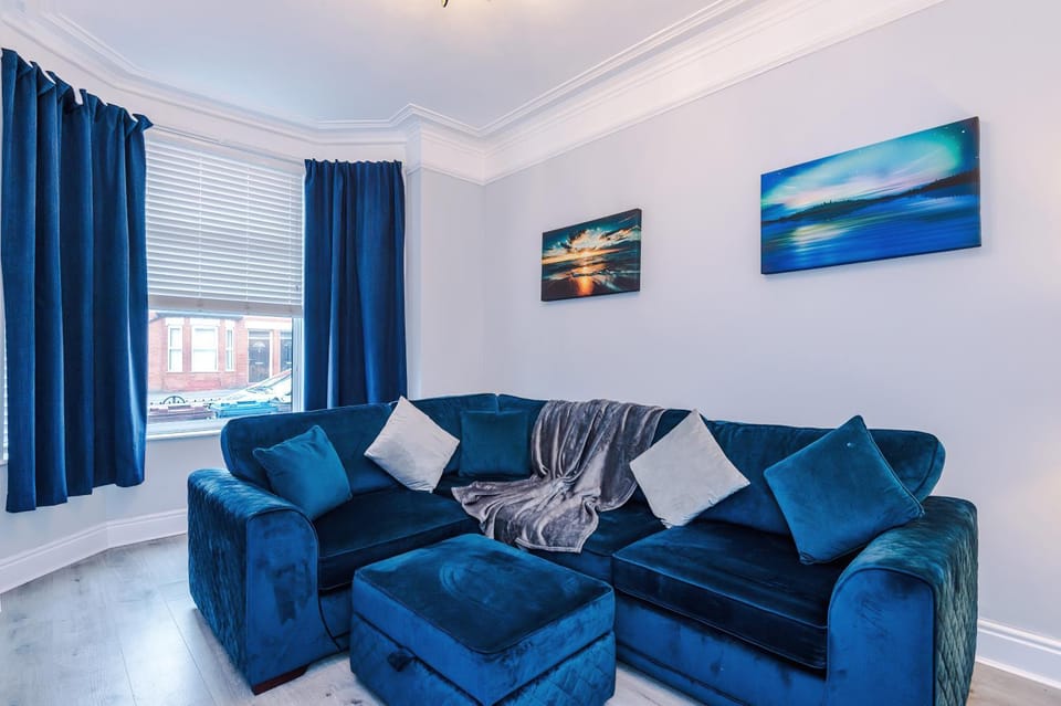 Ideal Group Stay 3BR House for 8 Parking House in Manchester