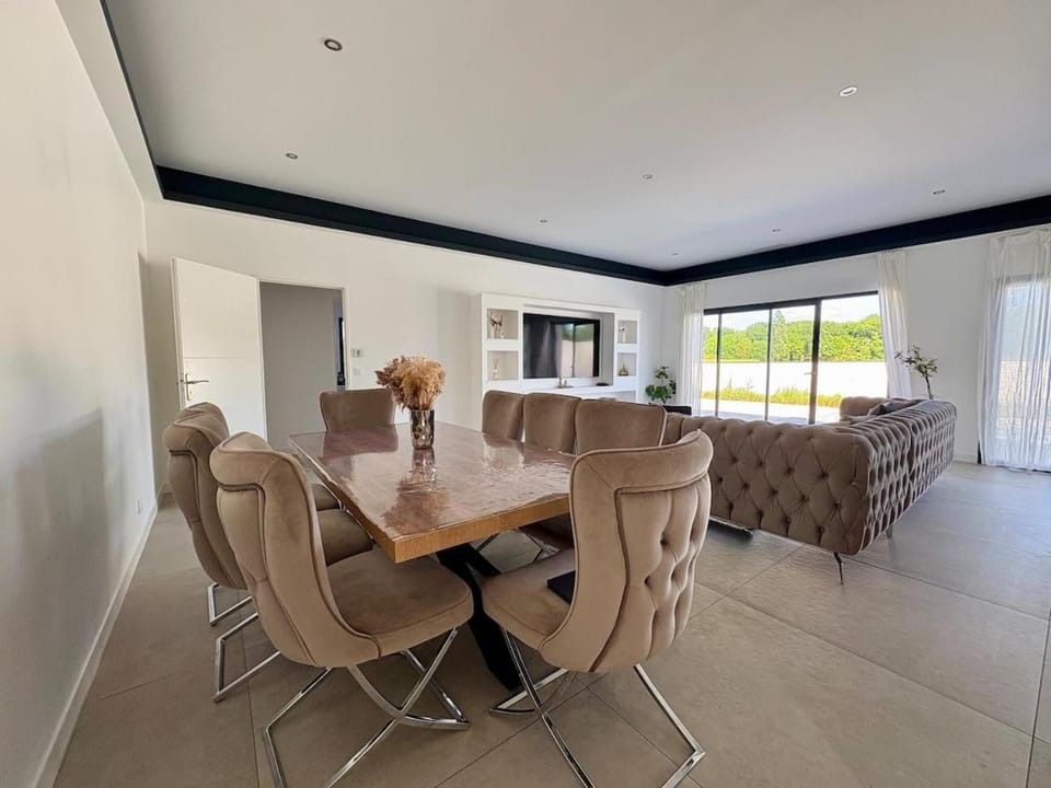 Living room, Dining area