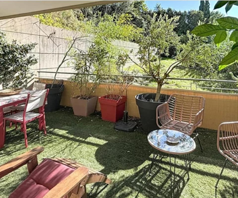 Appartement de standing climatise dans residence securisee Apartment in Villeneuve-lès-Avignon