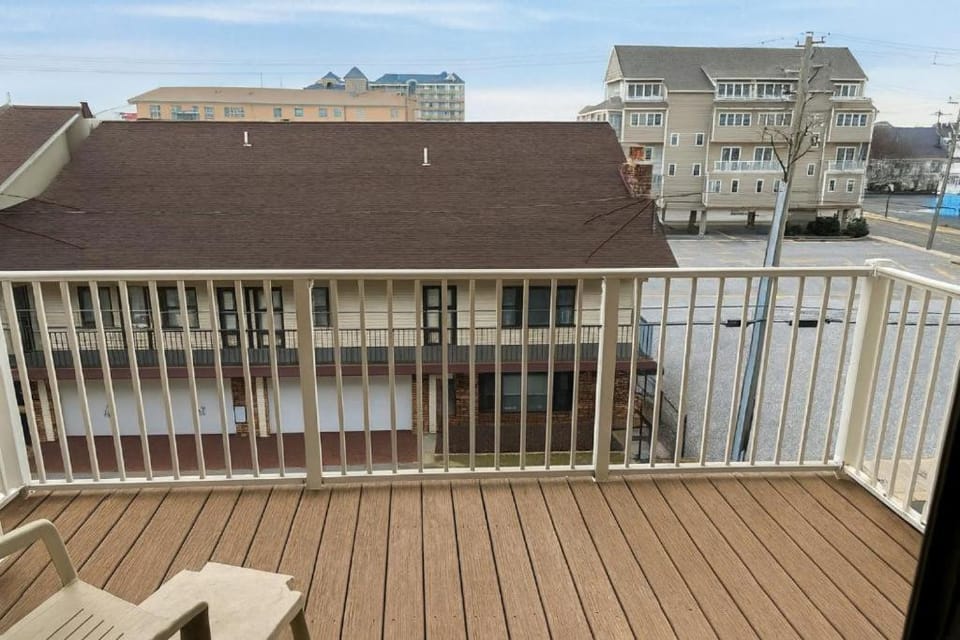 Boardwalk One- Studio w Balcony and Partial Ocean View Apartment hotel in Ocean City