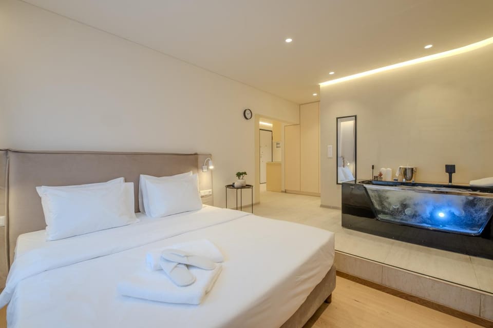 Bed, Photo of the whole room, towels