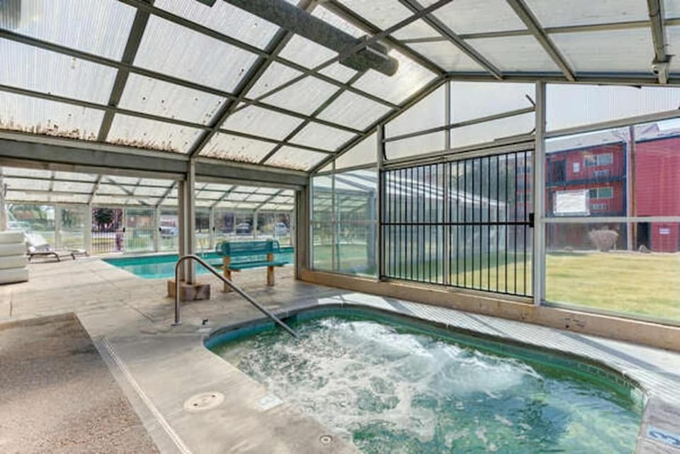 Riverfront Condo in Downtown Pool and Hot Tub House in Bend