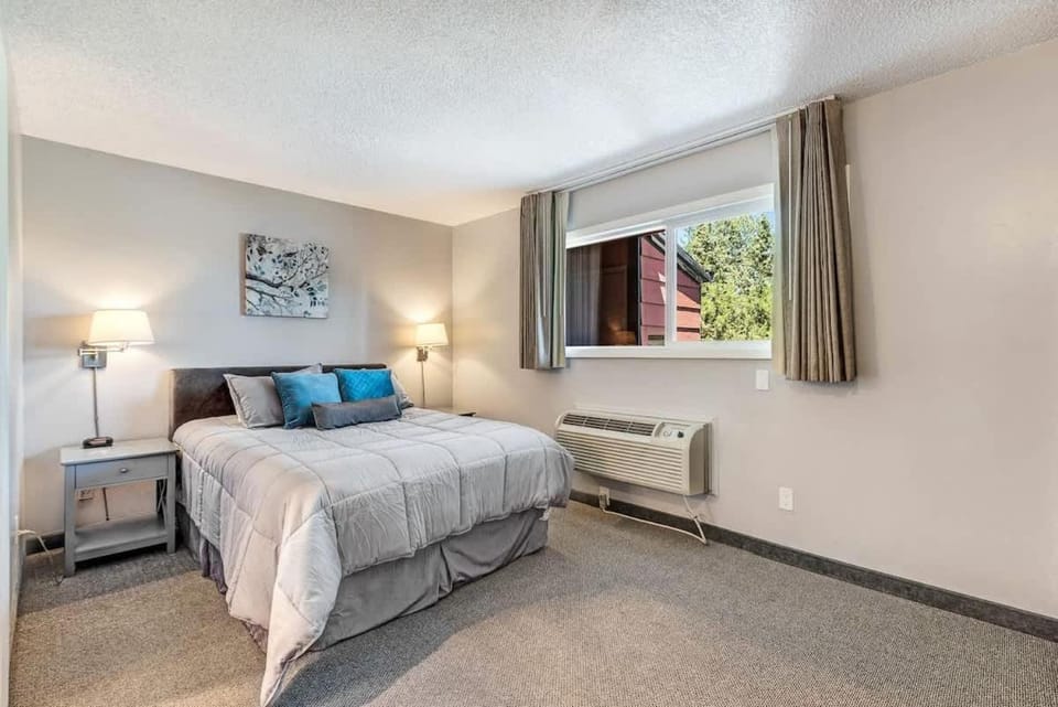 Riverfront Condo in Downtown Pool and Hot Tub House in Bend