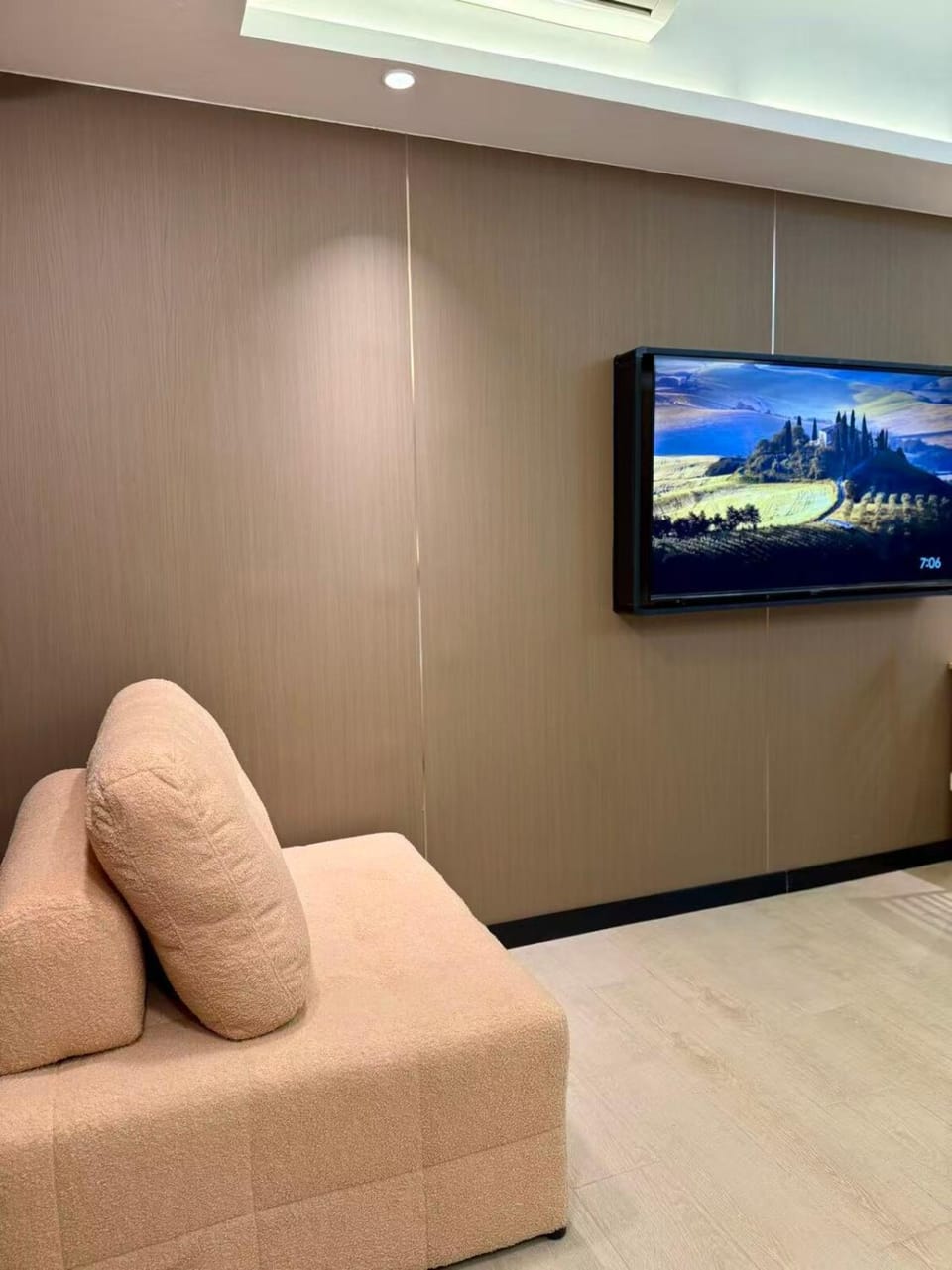 Canal View Luxe Retreat, Ogawa Massage sofa, pool, Netflix, kitchen, sauna Apartment in Makati