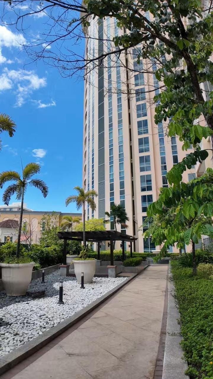 Canal View Luxe Retreat, Ogawa Massage sofa, pool, Netflix, kitchen, sauna Apartment in Makati