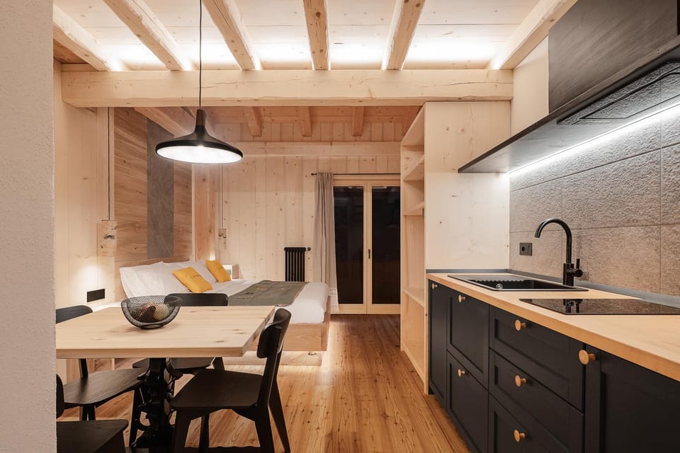 Kitchen or kitchenette, Dining area, stove