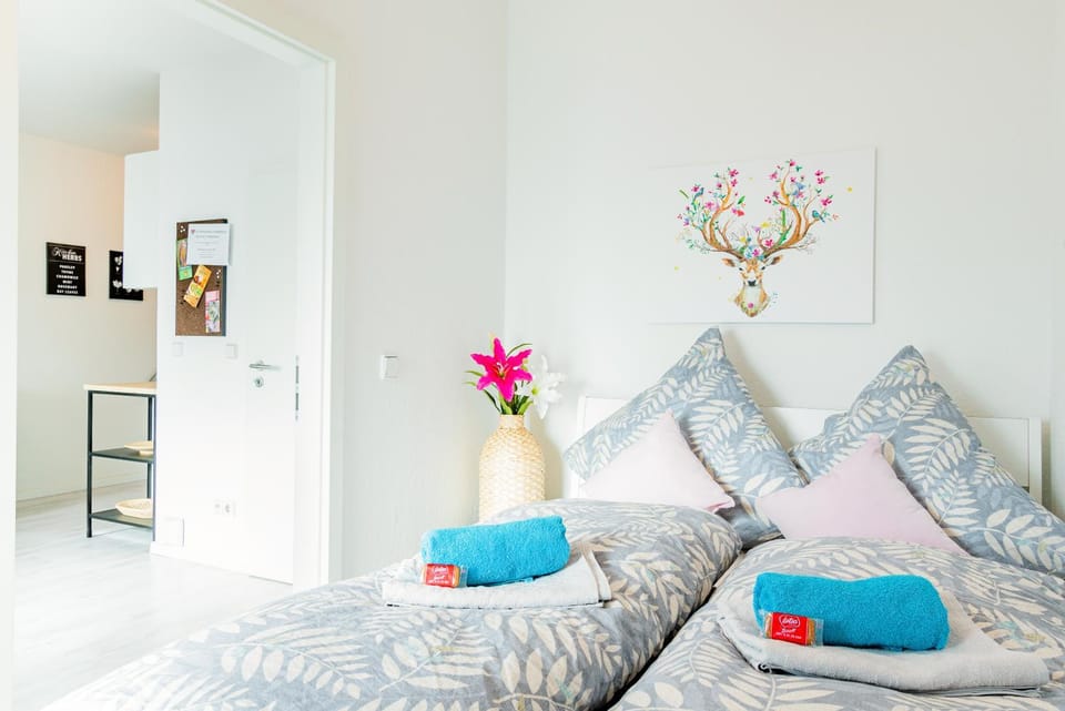 Bed, Bedroom, towels