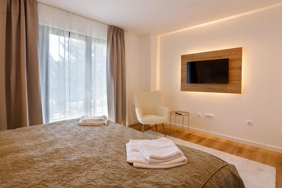 Bed, TV and multimedia, Photo of the whole room, Bedroom, towels