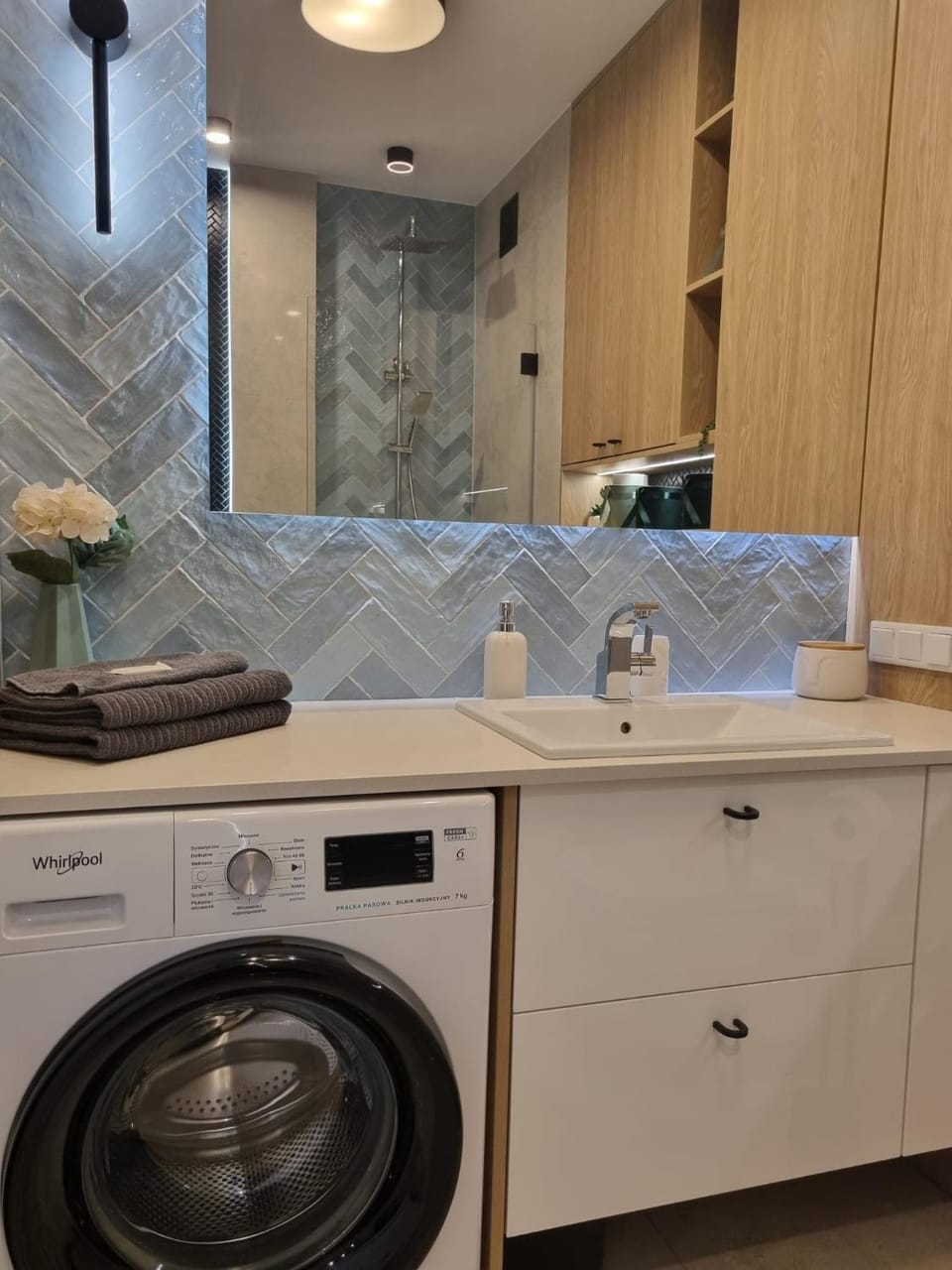 Shower, Toilet, Bathroom, towels, washing machine