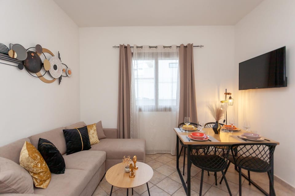 Communal lounge/ TV room, TV and multimedia, Living room, Seating area, Dining area, Evening entertainment