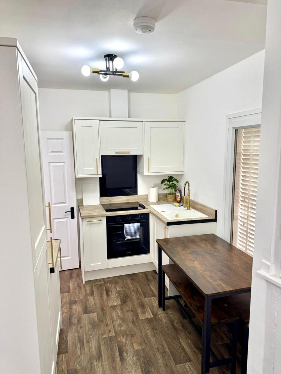 Kitchen or kitchenette, Dining area, oven, stove