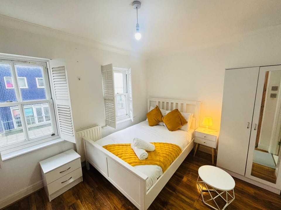 Bed, Photo of the whole room, wardrobe