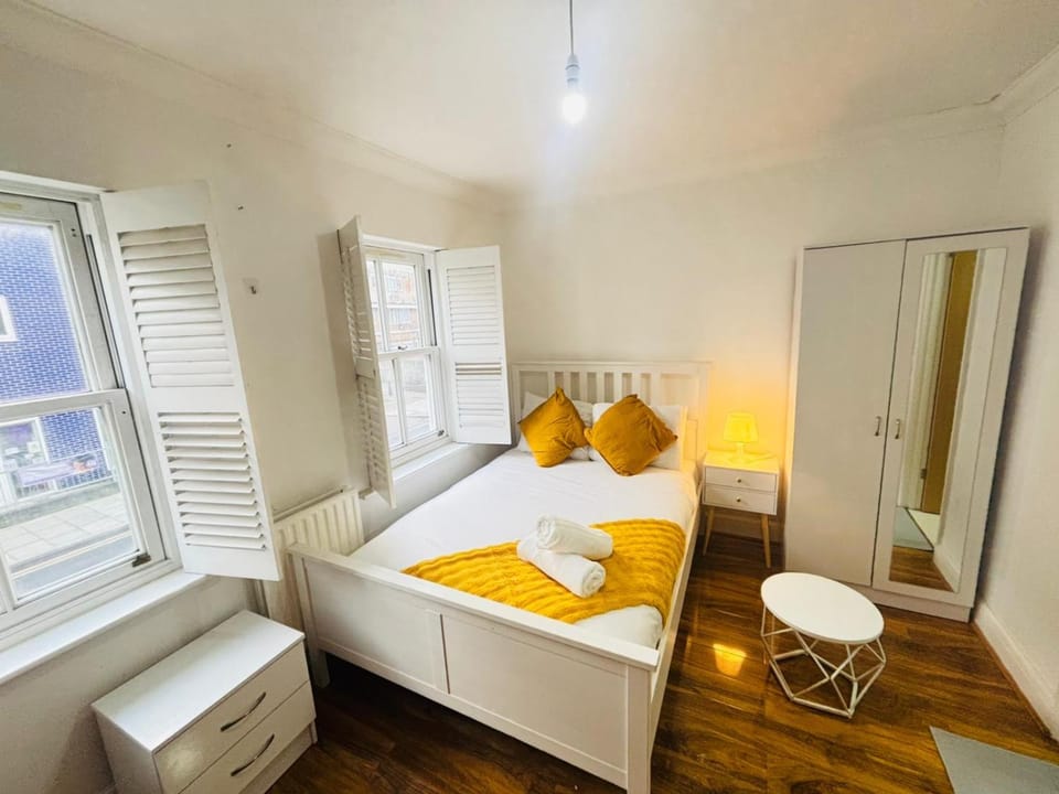 Bed, Photo of the whole room, towels