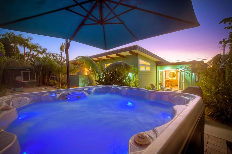 Luxury 3-Bed Beach Cottage with Hot Tub, Fire Pit, BBQ - Walk To Beach House in Cardiff