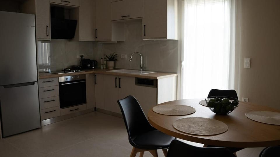 Kitchen or kitchenette, Dining area, dishwasher, minibar, oven, pet friendly, stove, toaster