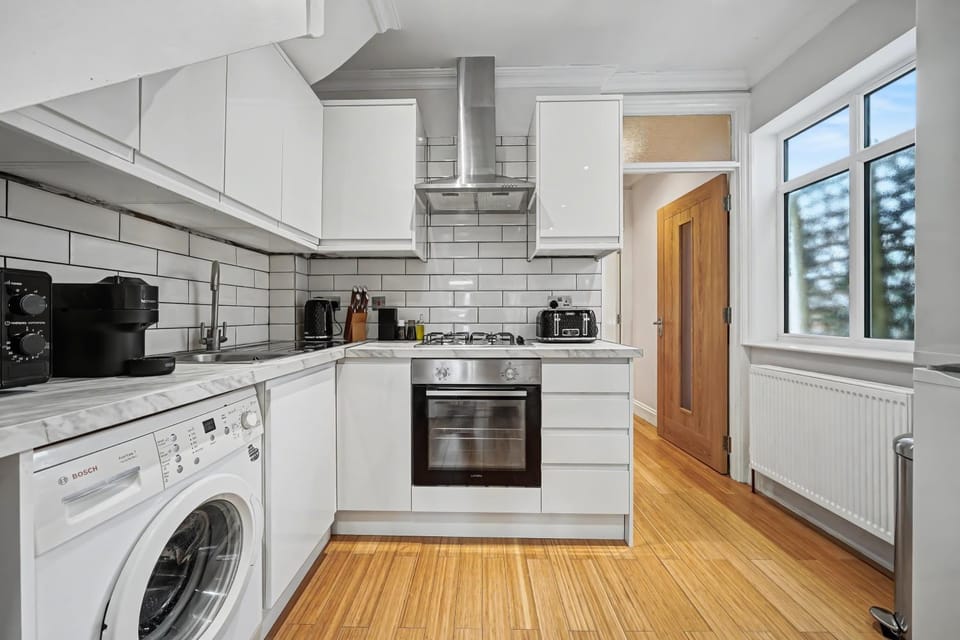 Coffee/tea facilities, microwave, stove, kitchen