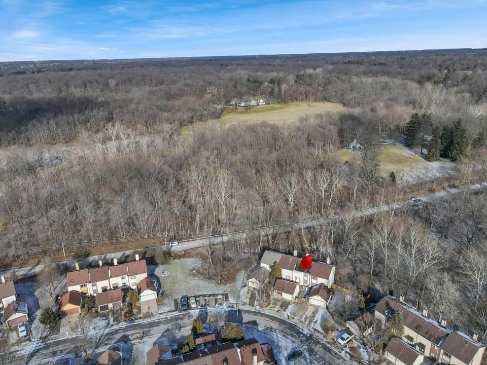 Modern Retreat with Forest Views 3BR Near Airport & Downtown House in Gahanna